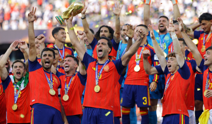 El navarro Mikel Merino sujeta la copa del Mundo