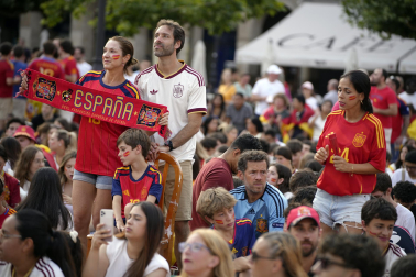 Fotos de la plaza del Castillo de Pamplona durante la final del Mundial 2026 y la celebración posterior