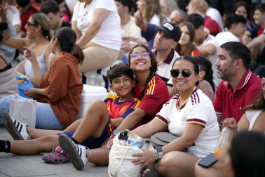 Fotos de la plaza del Castillo de Pamplona durante la final del Mundial 2026 y la celebración posterior