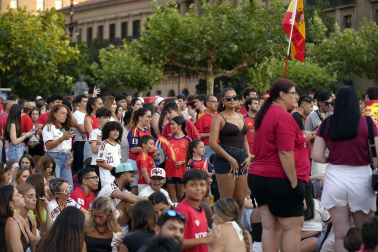 Fotos de la plaza del Castillo de Pamplona durante la final del Mundial 2026 y la celebración posterior