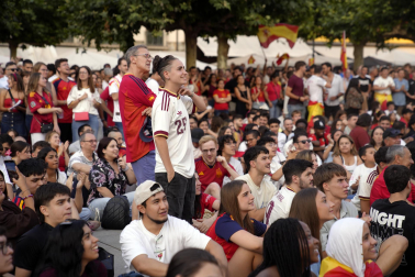 Fotos de la plaza del Castillo de Pamplona durante la final del Mundial 2026 y la celebración posterior