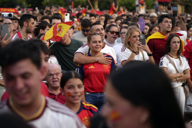Fotos de la plaza del Castillo de Pamplona durante la final del Mundial 2026 y la celebración posterior