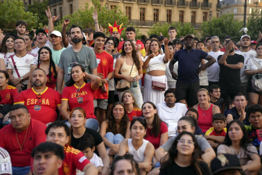 Fotos de la plaza del Castillo de Pamplona durante la final del Mundial 2026 y la celebración posterior