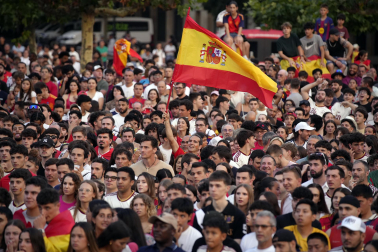 Fotos de la plaza del Castillo de Pamplona durante la final del Mundial 2026 y la celebración posterior