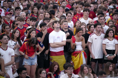Fotos de la plaza del Castillo de Pamplona durante la final del Mundial 2026 y la celebración posterior