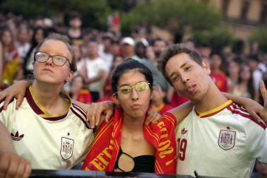 Fotos de la plaza del Castillo de Pamplona durante la final del Mundial 2026 y la celebración posterior