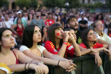 Fotos de la plaza del Castillo de Pamplona durante la final del Mundial 2026 y la celebración posterior