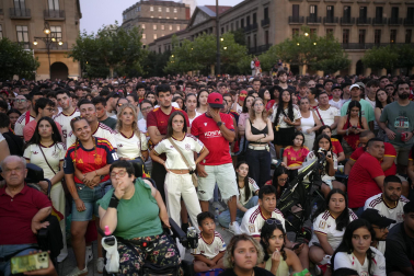 Fotos de la plaza del Castillo de Pamplona durante la final del Mundial 2026 y la celebración posterior