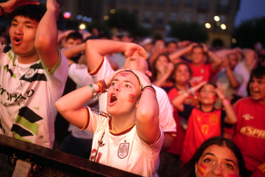 Fotos de la plaza del Castillo de Pamplona durante la final del Mundial 2026 y la celebración posterior