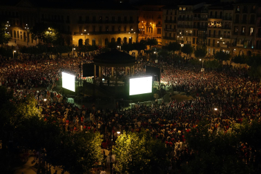 Fotos de la plaza del Castillo de Pamplona durante la final del Mundial 2026 y la celebración posterior