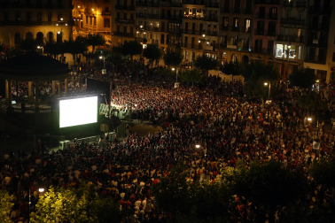 Fotos de la plaza del Castillo de Pamplona durante la final del Mundial 2026 y la celebración posterior