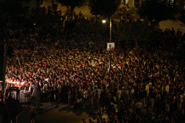 Fotos de la plaza del Castillo de Pamplona durante la final del Mundial 2026 y la celebración posterior