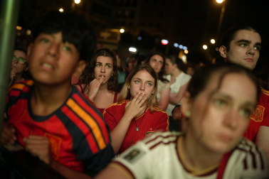 Fotos de la plaza del Castillo de Pamplona durante la final del Mundial 2026 y la celebración posterior