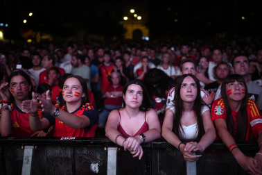 Fotos de la plaza del Castillo de Pamplona durante la final del Mundial 2026 y la celebración posterior