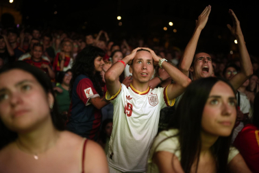 Fotos de la plaza del Castillo de Pamplona durante la final del Mundial 2026 y la celebración posterior