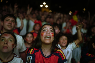 Fotos de la plaza del Castillo de Pamplona durante la final del Mundial 2026 y la celebración posterior