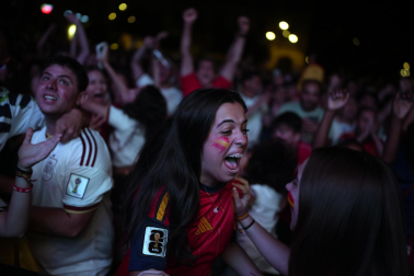 Fotos de la plaza del Castillo de Pamplona durante la final del Mundial 2026 y la celebración posterior