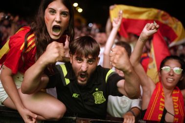 Fotos de la plaza del Castillo de Pamplona durante la final del Mundial 2026 y la celebración posterior