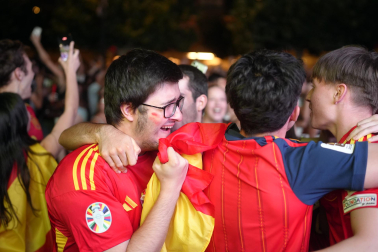 Fotos de la plaza del Castillo de Pamplona durante la final del Mundial 2026 y la celebración posterior