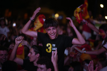 Fotos de la plaza del Castillo de Pamplona durante la final del Mundial 2026 y la celebración posterior