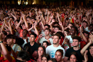 Fotos de la plaza del Castillo de Pamplona durante la final del Mundial 2026 y la celebración posterior