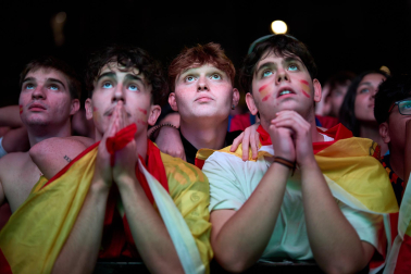 Fotos de la plaza del Castillo de Pamplona durante la final del Mundial 2026 y la celebración posterior