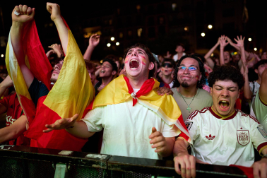 Fotos de la plaza del Castillo de Pamplona durante la final del Mundial 2026 y la celebración posterior
