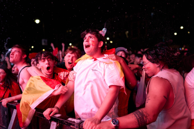 Fotos de la plaza del Castillo de Pamplona durante la final del Mundial 2026 y la celebración posterior