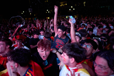 Fotos de la plaza del Castillo de Pamplona durante la final del Mundial 2026 y la celebración posterior