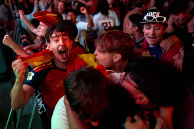 Fotos de la plaza del Castillo de Pamplona durante la final del Mundial 2026 y la celebración posterior