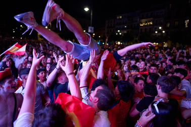 Fotos de la plaza del Castillo de Pamplona durante la final del Mundial 2026 y la celebración posterior