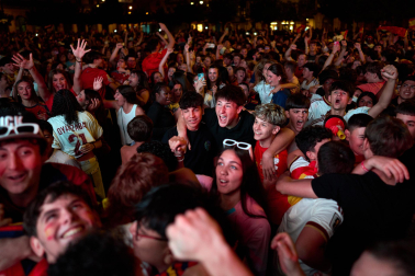 Fotos de la plaza del Castillo de Pamplona durante la final del Mundial 2026 y la celebración posterior