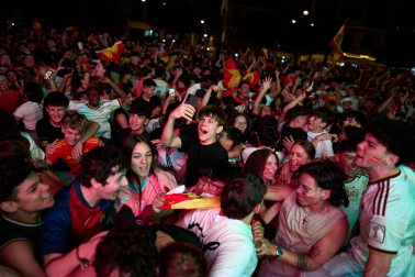 Fotos de la plaza del Castillo de Pamplona durante la final del Mundial 2026 y la celebración posterior