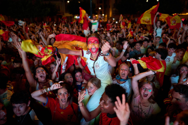 Fotos de la plaza del Castillo de Pamplona durante la final del Mundial 2026 y la celebración posterior