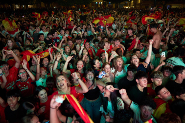 Fotos de la plaza del Castillo de Pamplona durante la final del Mundial 2026 y la celebración posterior