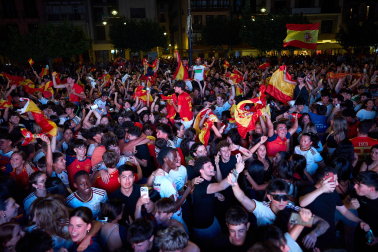 Fotos de la plaza del Castillo de Pamplona durante la final del Mundial 2026 y la celebración posterior