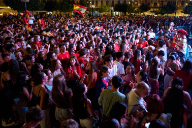 Fotos de la plaza del Castillo de Pamplona durante la final del Mundial 2026 y la celebración posterior