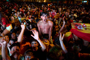 Fotos de la plaza del Castillo de Pamplona durante la final del Mundial 2026 y la celebración posterior