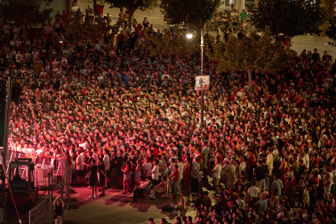 Fotos de la plaza del Castillo de Pamplona durante la final del Mundial 2026 y la celebración posterior