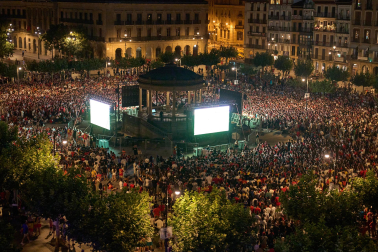 Fotos de la plaza del Castillo de Pamplona durante la final del Mundial 2026 y la celebración posterior