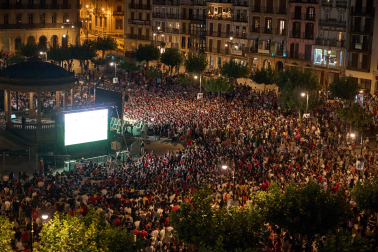 Fotos de la plaza del Castillo de Pamplona durante la final del Mundial 2026 y la celebración posterior