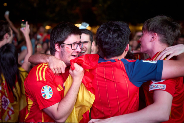 Fotos de la plaza del Castillo de Pamplona durante la final del Mundial 2026 y la celebración posterior