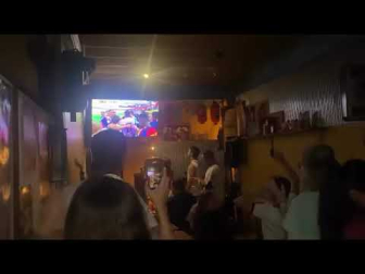 Una treintena de navarros y navarras convirtieron un viaje a Bangkok en una celebración por partida doble. Habían viajado hasta Tailandia para asistir a la boda del pamplonés Patxi Frago Iribarren y la tailandesa Jinnie, una pareja cuya historia de amor comenzó años atrás, cuando él visitó el país asiático como turista. Apenas cuatro meses después de aquel primer encuentro, Jinnie dejó Bangkok para instalarse en Pamplona, donde la pareja ha formado una familia y ha tenido una hija.
La pareja tenía previsto casarse en Bangkok en 2019, pero la irrupción de la pandemia frustró sus planes. Además, durante aquel periodo permanecieron alrededor de un año y medio sin poder verse, ya que Jinnie se encontraba en Tailandia organizando la boda en aquel momento. Finalmente, familiares y amigos pudieron acompañarlos este pasado fin de semana en una celebración que comenzó con una ceremonia tradicional tailandesa de cuatro horas, iniciada a las siete de la mañana, y continuó por la noche con una boda de estilo occidental.
Apenas unas horas después llegó el segundo motivo de celebración. Como la final del Mundial comenzaba en Bangkok a las dos de la madrugada y la normativa vigente obligaba a los bares a cerrar a medianoche tras el reciente incendio registrado en el país, los invitados llegaron a un acuerdo con un establecimiento situado junto al hotel Ibis Riverside para que les permitiera seguir la retransmisión del partido.
El plan salió a la perfección y el grupo pudo celebrar la victoria de España, poniendo el broche de oro a un fin de semana cargado de emociones. La anécdota la protagonizó el propio Patxi Frago Iribarren, que, agotado tras una jornada maratoniana de celebraciones, terminó quedándose dormido en los últimos minutos de la segunda parte.
