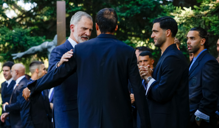El rey Felipe VI (i) conversa con los jugadores Rodri (c) y Mikel Merino (2d) durante la recepción este lunes en el Palacio de la Zarzuela