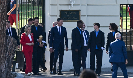 Los jugadores de la selección española a su llegada al Palacio de la Moncloa para la recepción con el presidente del Gobierno, Pedro Sánchez,