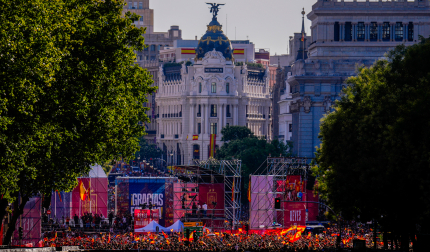 Miles de personas celebran este lunes cerca de la madrileña Gran Vía mientras aguardan la llegada de los jugadores de la selección española