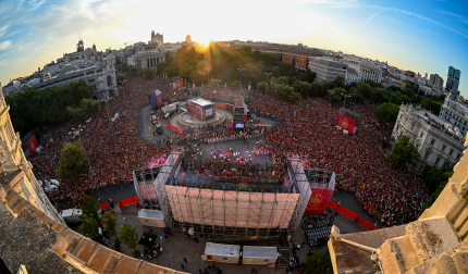 Cientos de aficionados españoles abarrotan la plaza de Cibeles mientras aguardan la llegada de la selección española