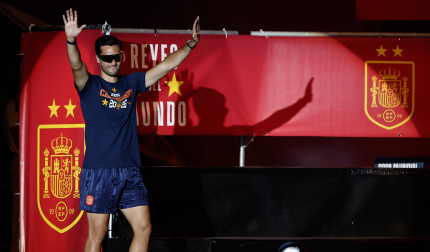 El jugador de la selección española Mikel Merino durante la celebración este lunes en la plaza de Cibeles