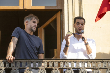 Fotos del recibimiento a Mikel Merino y Javier López Vallejo en el Palacio de Navarra