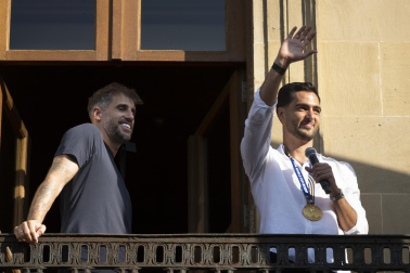 Fotos del recibimiento a Mikel Merino y Javier López Vallejo en el Palacio de Navarra